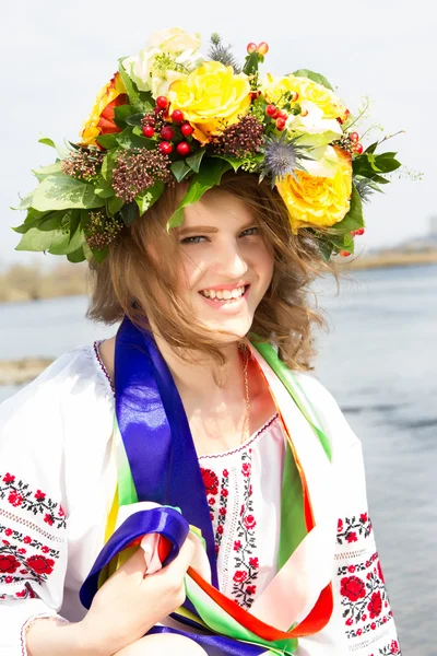 Ukraynalı kız Ulusal giysiler ve kafasındaki çiçek çelenk ile. — Stok fotoğraf