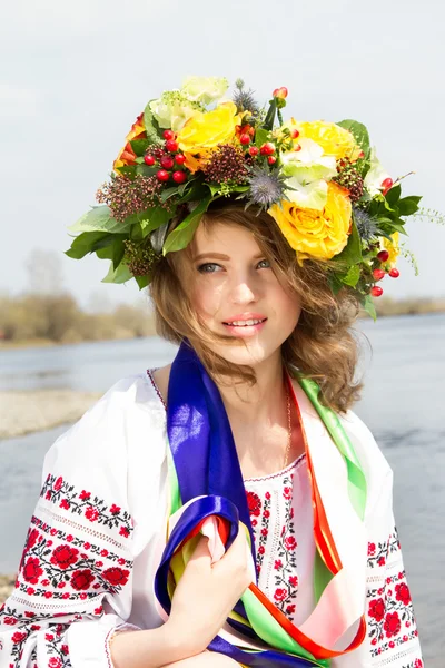 Украинка в национальной одежде и с венком из цветов на голове . — стоковое фото