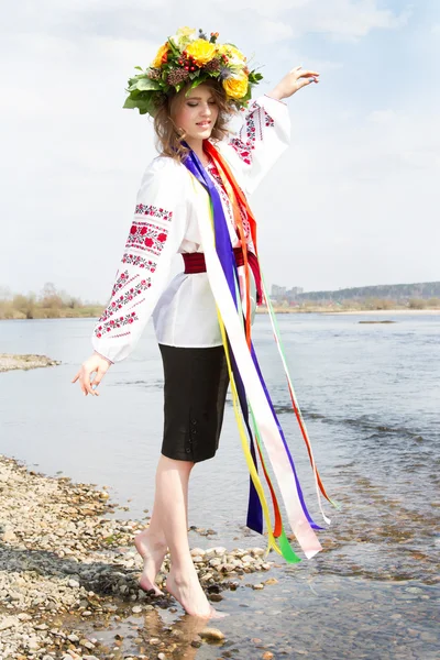 Ukrainisches Mädchen in Nationalkleidung und mit einem Blumenkranz auf dem Kopf. — Stockfoto