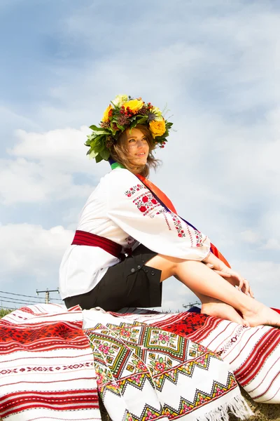 Chica ucraniana en ropa nacional y con una corona de flores en la cabeza . — Foto de Stock