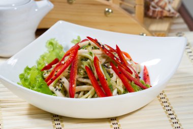 Kırmızı biber beyaz bir tabak kalamar