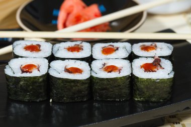 Ahşap bir stand üzerinde yılan balığı et ve acı sos ile rulo