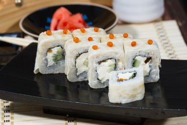 Peynirli rulo bir ahşap stand