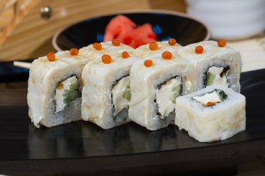 Peynirli rulo bir ahşap stand