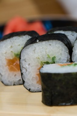 Somon ve ıspanak ile rulo