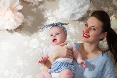 Mutlu anne bebek kızı tutar