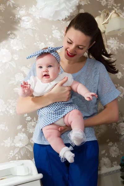 Feliz madre sostiene a una hija bebé — Foto de Stock