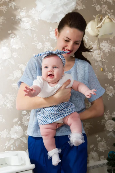 Feliz madre sostiene a una hija bebé — Foto de Stock