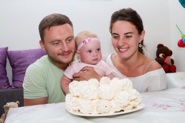 Aile ilk gün kızının doğum işaretleri