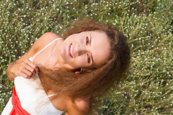 Chica en vestido blanco en el campo entre las flores —  Fotos de Stock