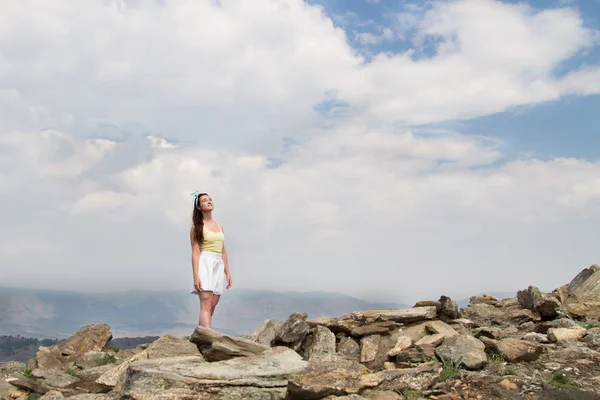 Menina bonita de pé em uma alta montanha no fundo do Lago Baikal — Fotografia de Stock