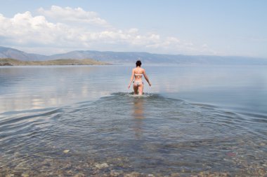 Güzel genç kız Deniz Baykal temiz su banyoları