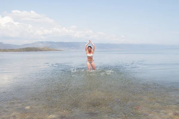 Όμορφη νεαρή κοπέλα που λούζει στα καθαρά νερά της λίμνης Baikal — Φωτογραφία Αρχείου
