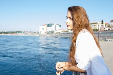 Kız Angara Nehri Irkutsk dolgu üzerinde Beyaz gömlekli