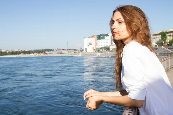 Girl in a white shirt on the embankment of the Angara River in Irkutsk — Stock Photo, Image