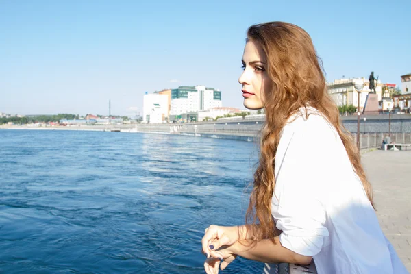 Chica con una camisa blanca en el terraplén del río Angara en Irkutsk — Foto de Stock