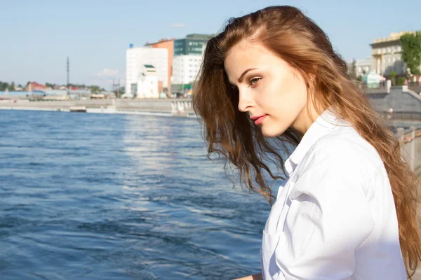 イルクーツクのアンガラ川の堤防で白いシャツの女の子 — ストック写真