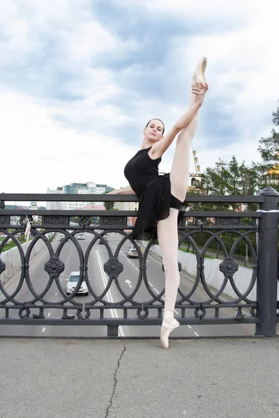 Ballerina lavora alla ringhiera del ponte come macchinista nella sala da ballo — Foto Stock