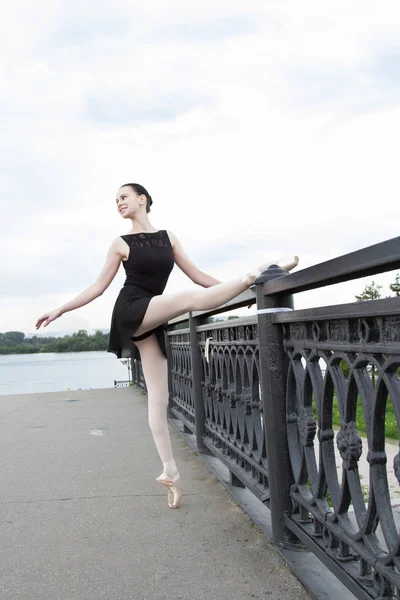 Bailarina trabaja en la barandilla del puente como maquinista en el salón de baile . —  Fotos de Stock