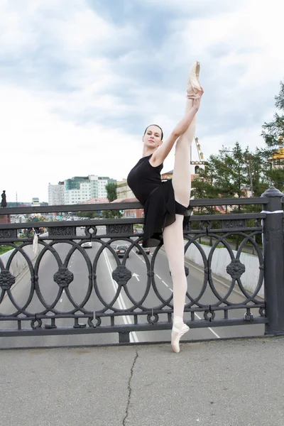 Bailarina trabaja en la barandilla del puente como maquinista en el salón de baile . — Foto de Stock