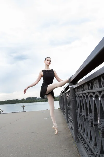 Ballerina lavora alla ringhiera del ponte come macchinista nella sala da ballo . — Foto Stock