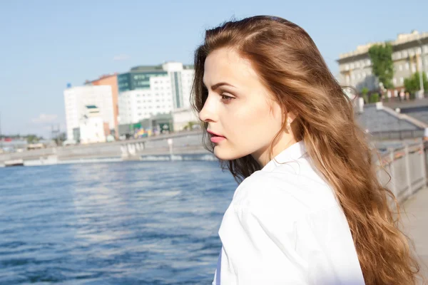 Business woman in white shirt standing on the river bank — Stock Photo, Image