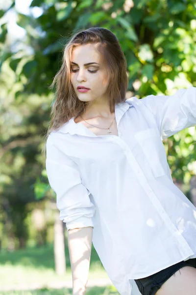 Jeune fille aux cheveux longs dans le parc — Photo