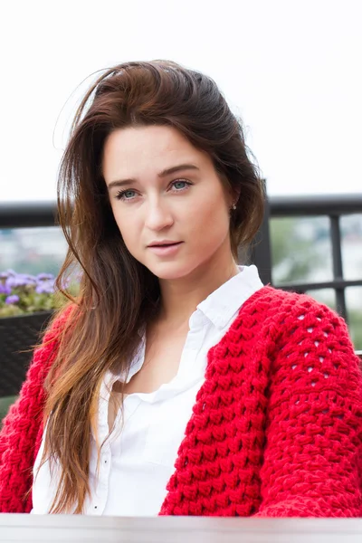 女青年商人，在红色的羊毛衫 — 图库照片