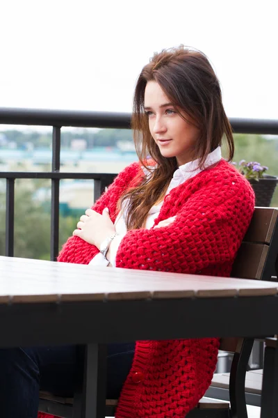 Młoda kobieta w czerwony sweter — Zdjęcie stockowe