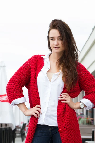 Jovem mulher de negócios em um casaco vermelho — Fotografia de Stock