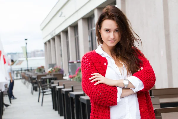 Jeune femme d'affaires dans un cardigan rouge — Photo