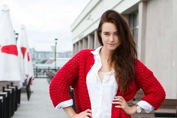 Joven mujer de negocios en un cárdigan rojo — Foto de Stock