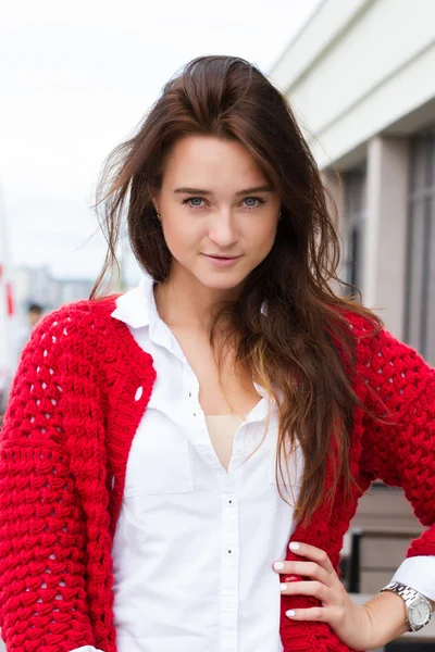 Joven mujer de negocios en un cárdigan rojo — Foto de Stock