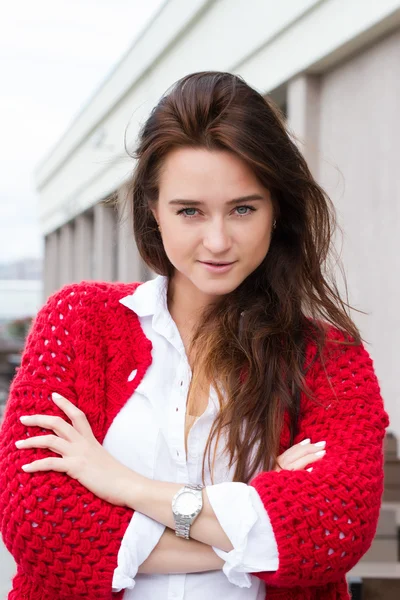 赤いカーディガンの若いビジネス女性 — ストック写真