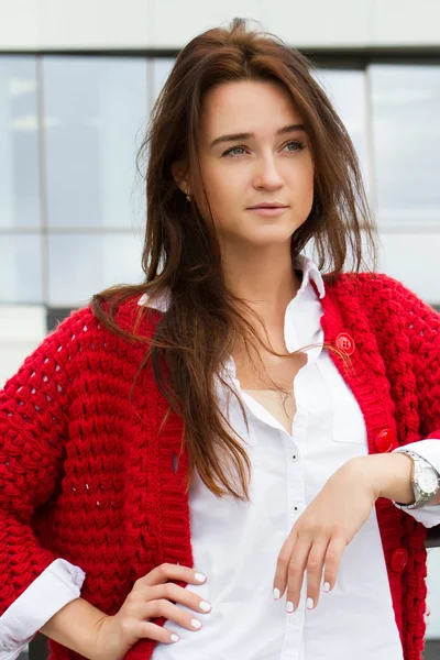 Joven mujer de negocios en un cárdigan rojo — Foto de Stock