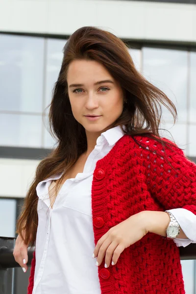 Junge Geschäftsfrau in roter Strickjacke — Stockfoto