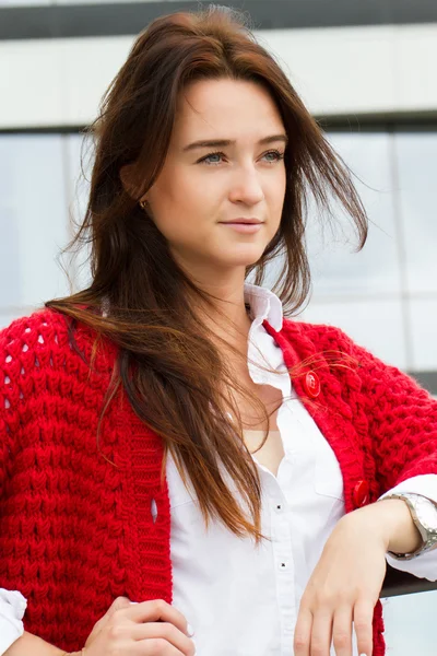 Giovane donna d'affari in un cardigan rosso — Foto Stock