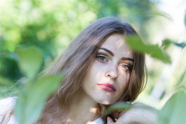 Güzel genç kız parkta yürüyüş Beyaz gömlekli.