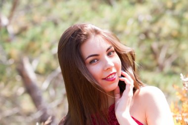 Kız sonbahar ormandaki Slav görünüm