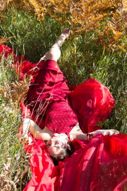 Kırmızı Abiye yüksek sonbahar çimleri kızıdır