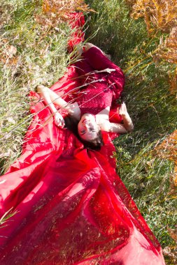 Kırmızı Abiye yüksek sonbahar çimleri kızıdır