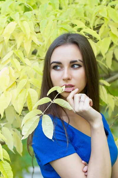 Junges Mädchen im Herbstpark — Stockfoto