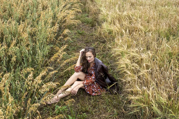 Mädchen Auf Einem Feld Zwischen Reifen Ohren — Stockfoto