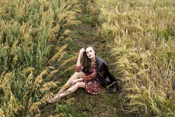 Mädchen Auf Einem Feld Zwischen Reifen Ohren — Stockfoto