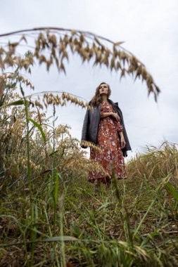 Olgun kulakların arasındaki tarlada bir kız