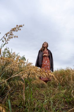 Olgun kulakların arasındaki tarlada bir kız