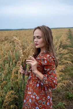 Olgun kulakların arasındaki tarlada bir kız