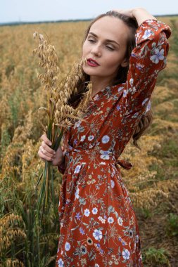 Olgun kulakların arasındaki tarlada bir kız
