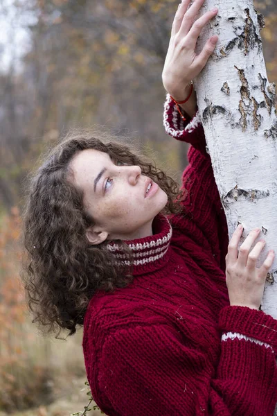 Девушка Тёплом Вязаном Свитере Осеннем Лесу — стоковое фото