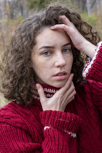 Mädchen Warmen Strickpullover Herbstlichen Wald — Stockfoto